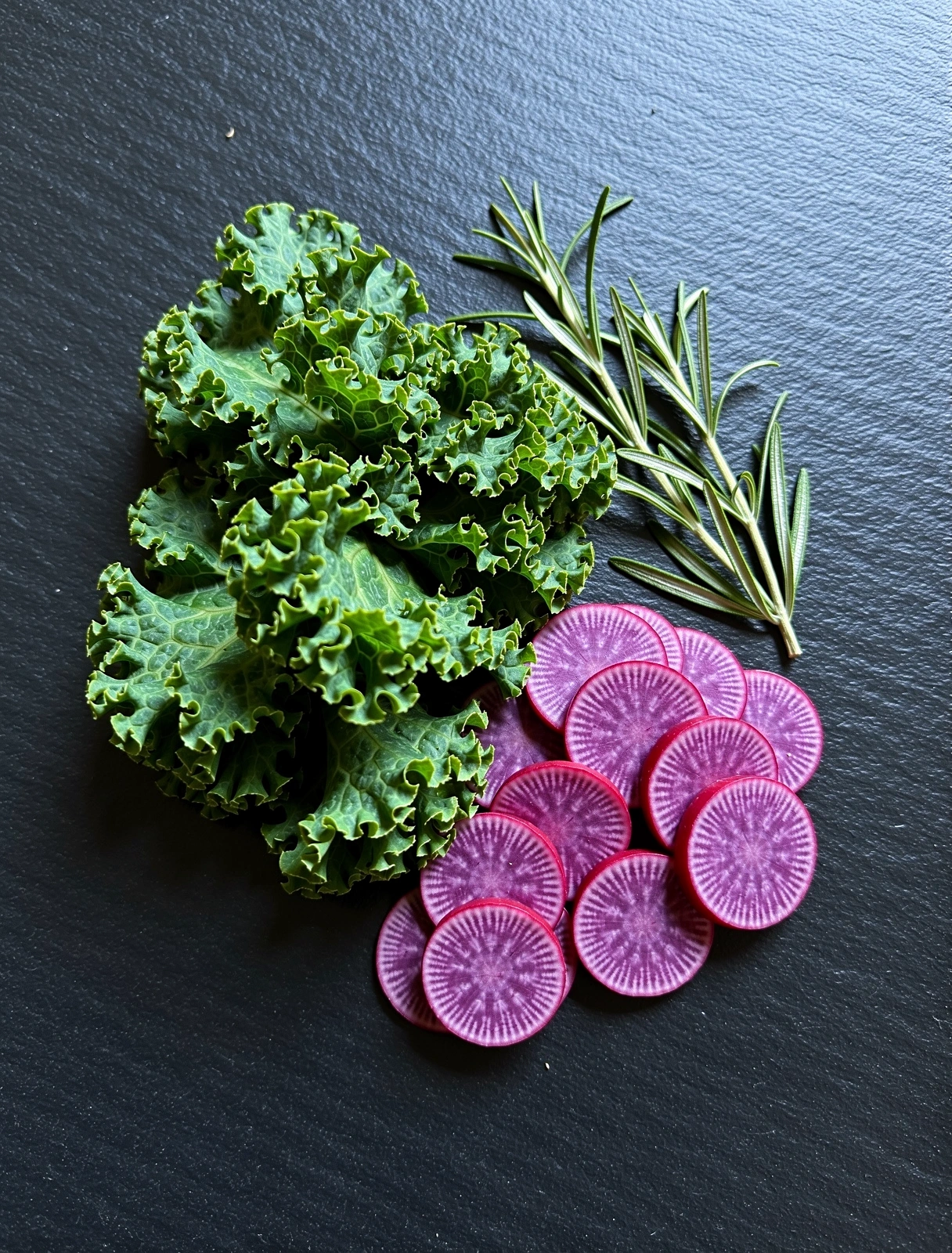 Frisches Gemüse und Kräuter in der Vorbereitung